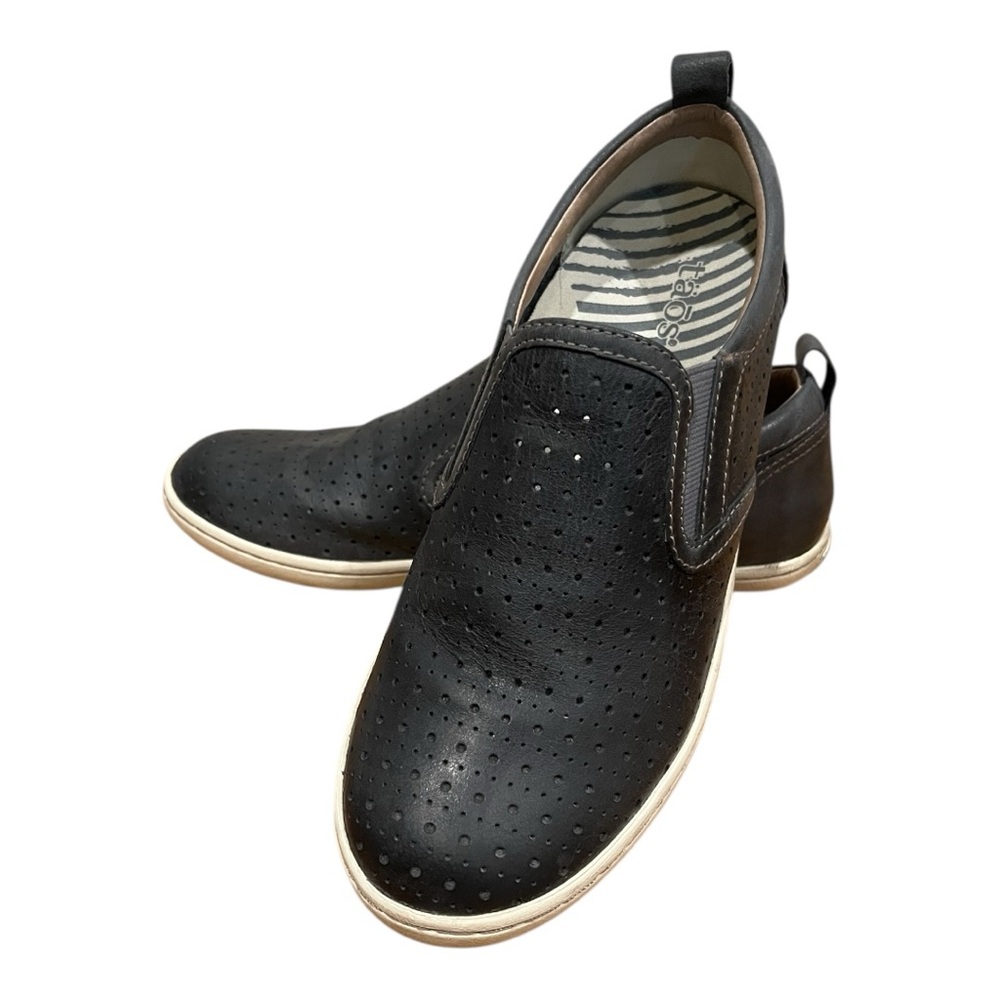 Taos women’s navy blue leather court shoes slip on shoes sneakers size 7